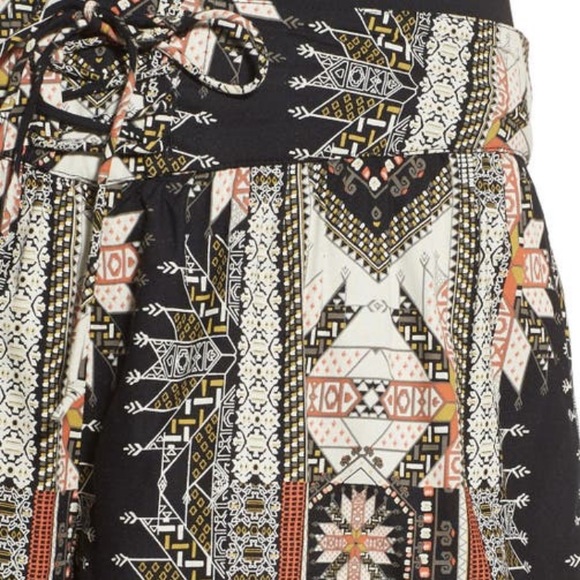 Sun & Shadow Print Shorts - Picture 7 of 8